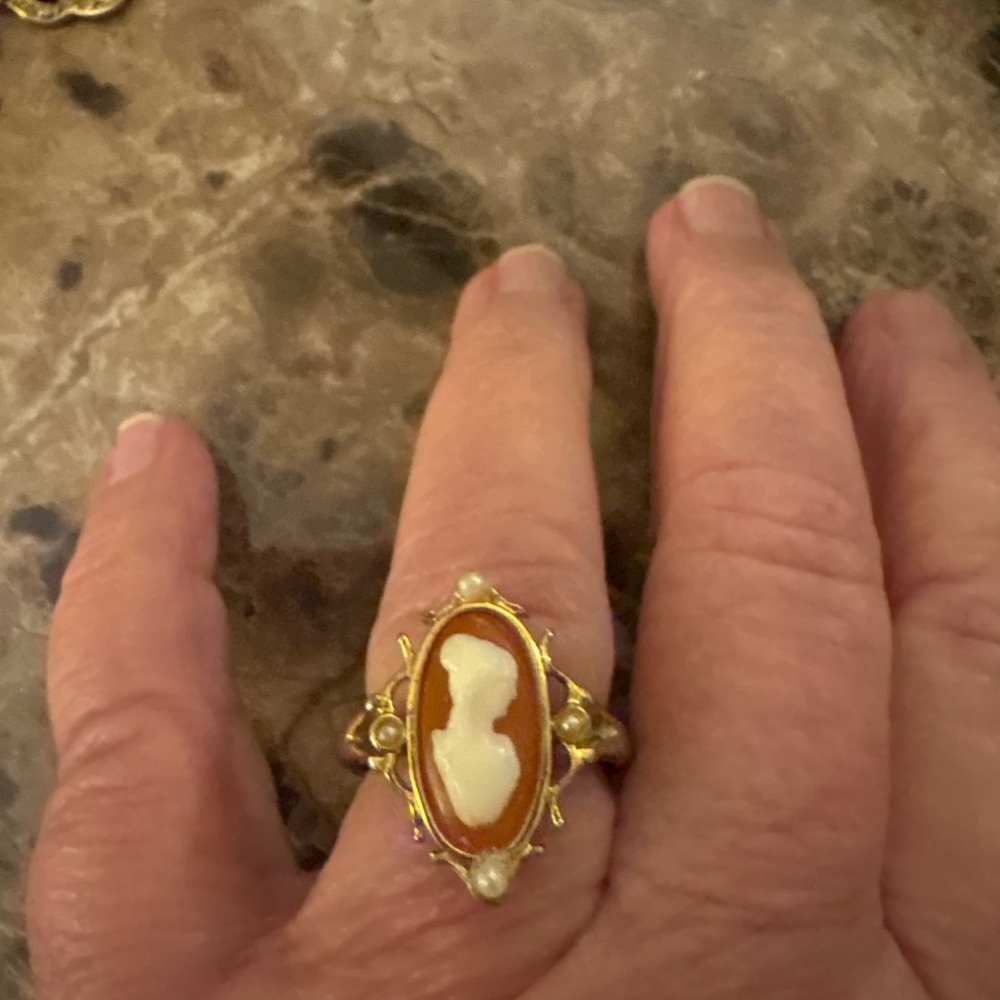 Avon cameo ring size 8.5